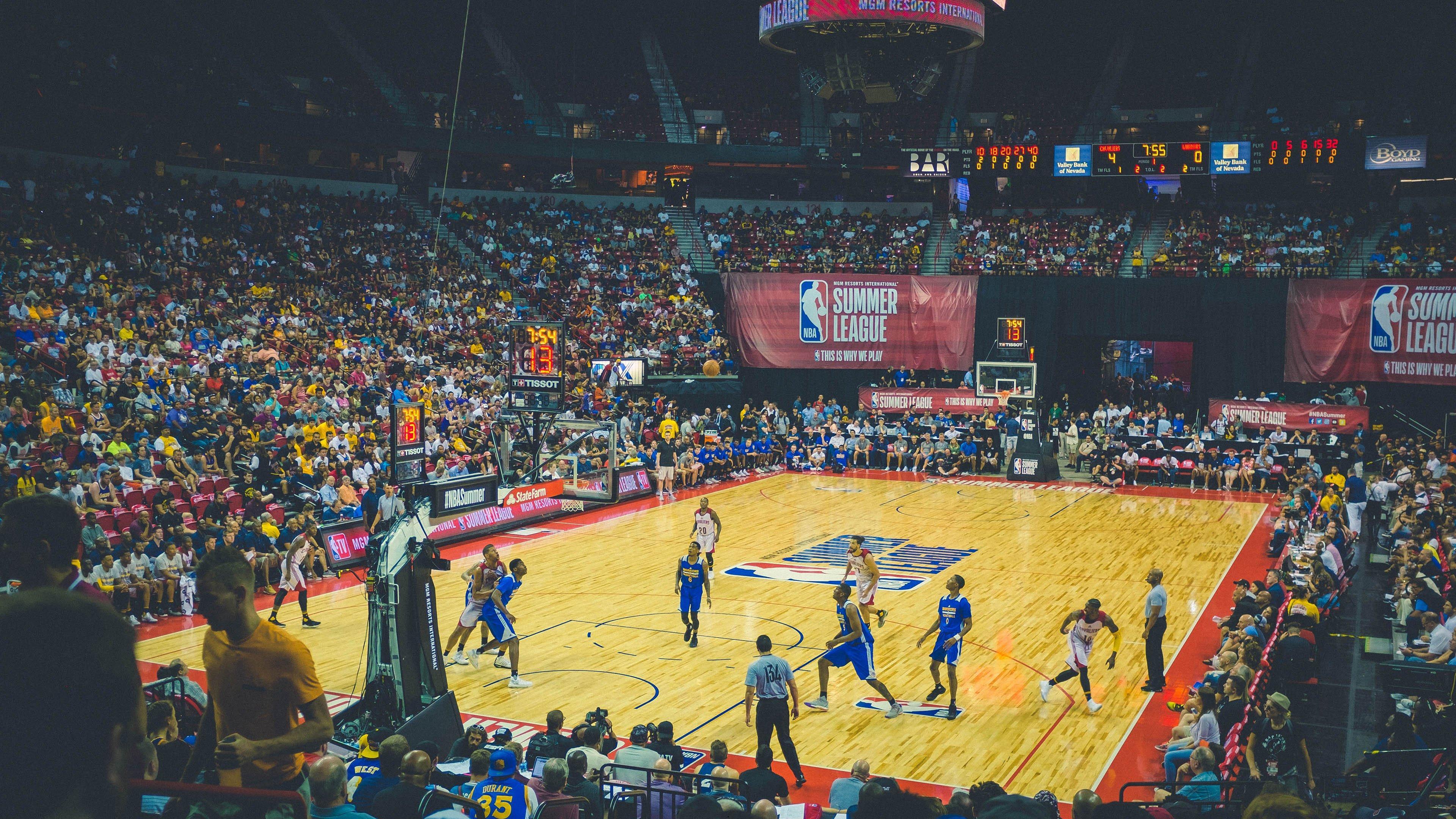 滴水不漏防守震撼全场！萨尔窒息跟防哈登，起飞献钉板大帽定胜局